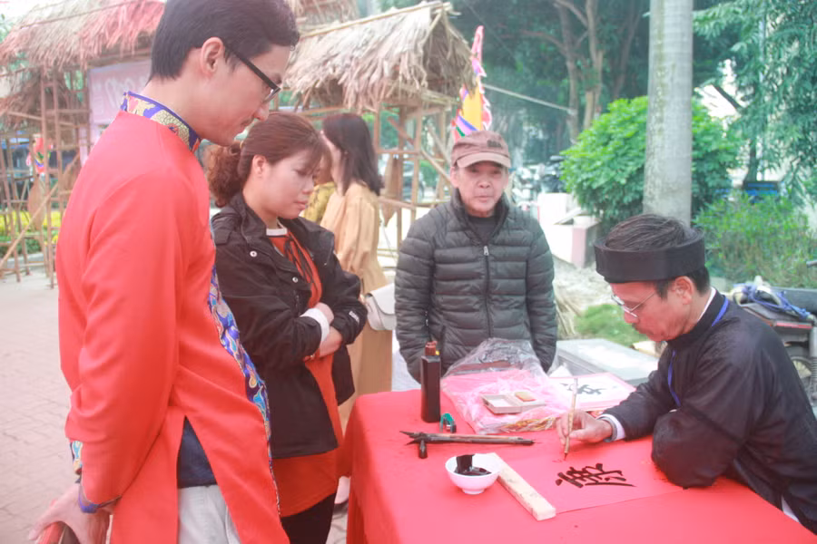 Ông đồ cho chữ ngày xuân