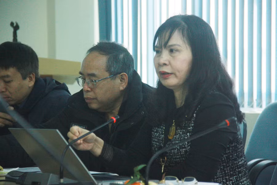 PGS.TS. Nguyễn Phương Nga trình bày đề xuất của nhóm nghiên cứu PGS.TS. Nguyễn Phương Nga trình bày đề xuất của nhóm nghiên cứu