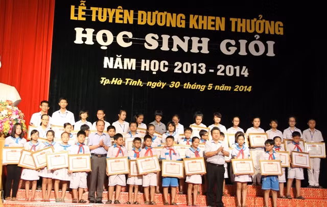 Chủ tịch UBND Thành Phố và phó GĐ Sở GD&ĐT Hà Tĩnh trao giấy khen cho các học sinh giỏi quốc gia.