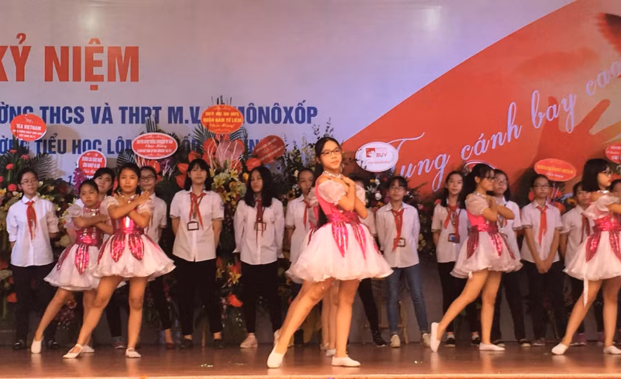 Để có những tiết mục văn nghệ công phu này, học sinh trường đã dành nhiều thời gian tập luyện hăng say