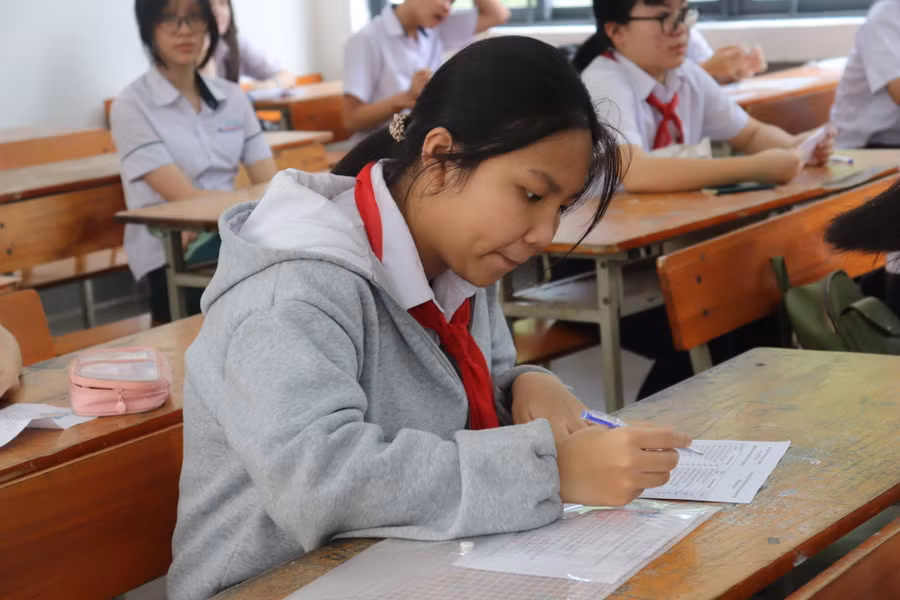 Thí sinh tại các phòng thi được lưu ý cần tuân thủ quy chế thi, đặc biệt là các mốc thời gian tính giờ làm bài để không đến trường thi quá muộn. Thí sinh tại các phòng thi được lưu ý cần tuân thủ quy chế thi, đặc biệt là các mốc thời gian tính giờ làm bài để không đến trường thi quá muộn.