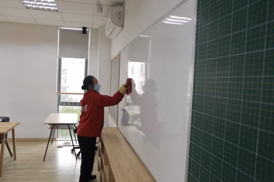 Vệ sinh trường lớp sạch sẽ, sẵn sàng đón học sinh trở lại.