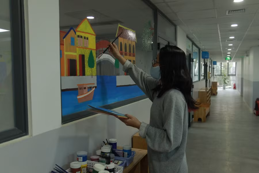 Thầy cô trang trí lớp học sẵn sàng đón học sinh quay trở lại trường.