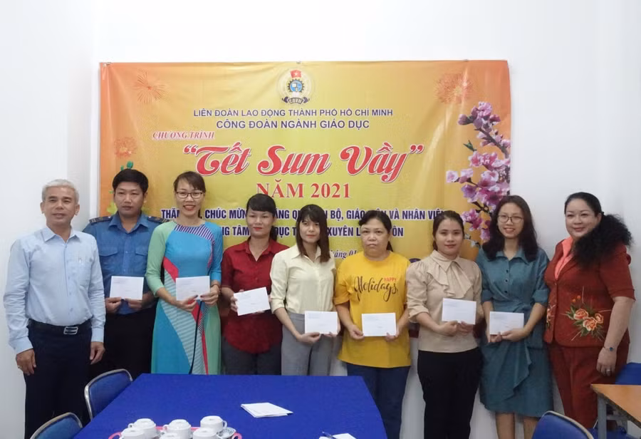 Những món quà đầy ý nghĩa được Công đoàn GD TP.HCM trao tặng cho các công đoàn viên dịp Tết Tân Sửu 2021. Ảnh T.Tâm