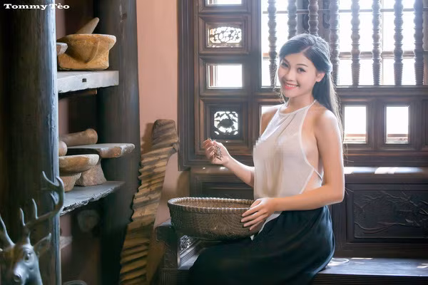 Cô gái trong bộ ảnh Cô lang y với chiếc áo yếm mỏng tang gây xôn xao là ai? - Ảnh 1.