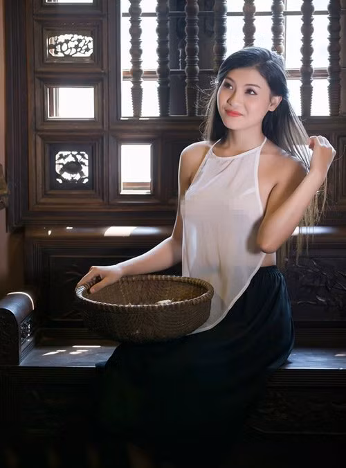 Hết hồn với “cô lang y” ngực thả rông lằn yếm mỏng ảnh 6