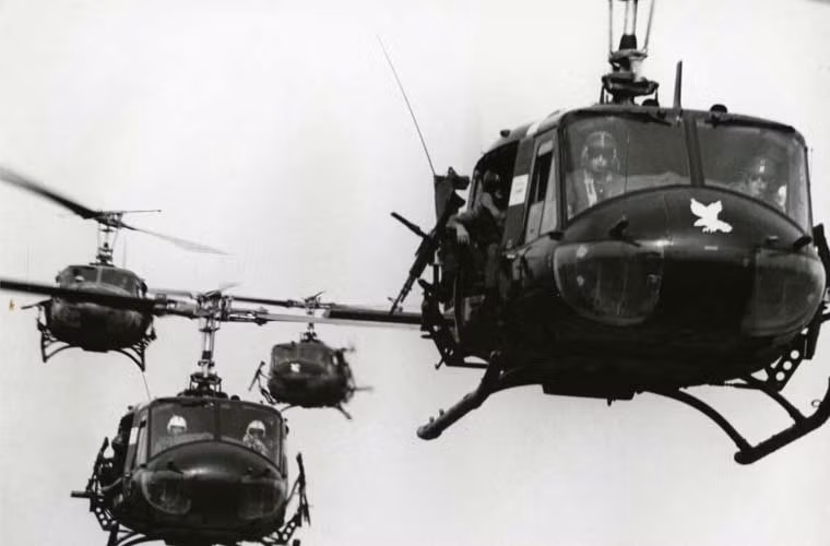 Dieu chua biet ve truc thang UH-1 Viet Nam bi roi-Hinh-3