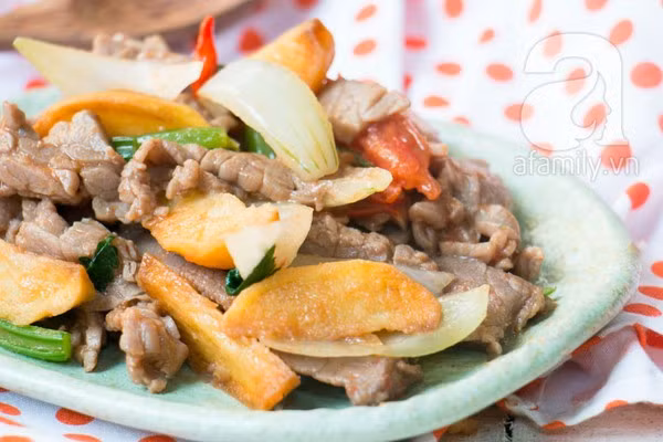 Thịt bò xào khoai tây ngon lạ cho bữa tối 1