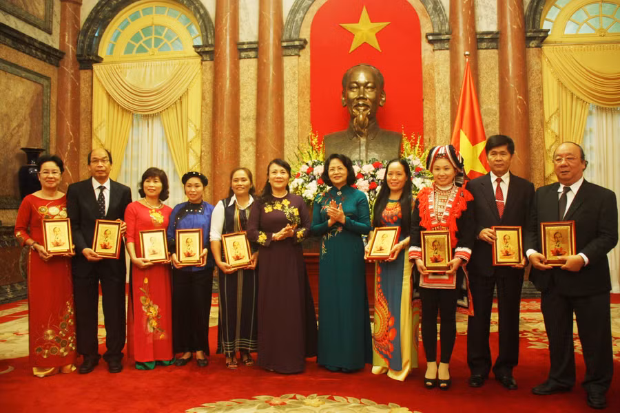 Cô Phượng Mùi Nái (thứ 3 từ phải sang) cùng các nhà giáo tiêu biểu năm 2016 được Phó Chủ tịch nước Đặng Thị Ngọc Thịnh và Thứ trưởng Bộ GD&ĐT Nguyễn Thị Nghĩa tặng ảnh lưu niệm Bác Hồ tại Phủ Chủ tịch. Cô Phượng Mùi Nái (thứ 3 từ phải sang) cùng các nhà giáo tiêu biểu năm 2016 được Phó Chủ tịch nước Đặng Thị Ngọc Thịnh và Thứ trưởng Bộ GD&ĐT Nguyễn Thị Nghĩa tặng ảnh lưu niệm Bác Hồ tại Phủ Chủ tịch.