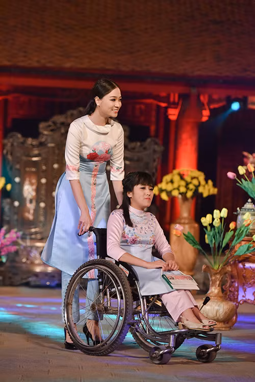 Áo dài Việt được tôn vinh nhờ dàn “mẫu” khuyết tật ảnh 1 Áo dài Việt được tôn vinh nhờ dàn “mẫu” khuyết tật ảnh 1