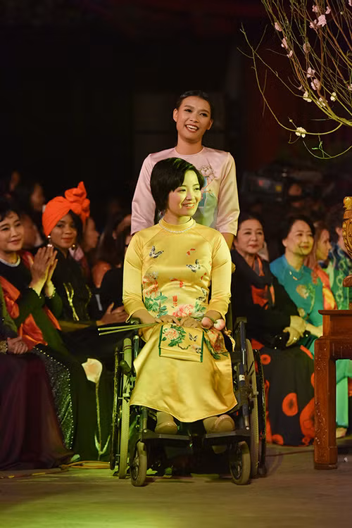 Áo dài Việt được tôn vinh nhờ dàn “mẫu” khuyết tật ảnh 6 Áo dài Việt được tôn vinh nhờ dàn “mẫu” khuyết tật ảnh 6
