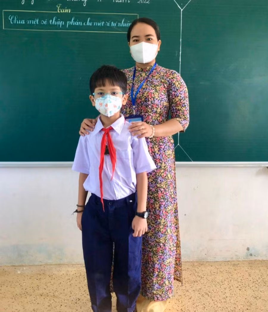 Lữ Hoài Thương cùng giáo viên chủ nhiệm lớp 5/3.