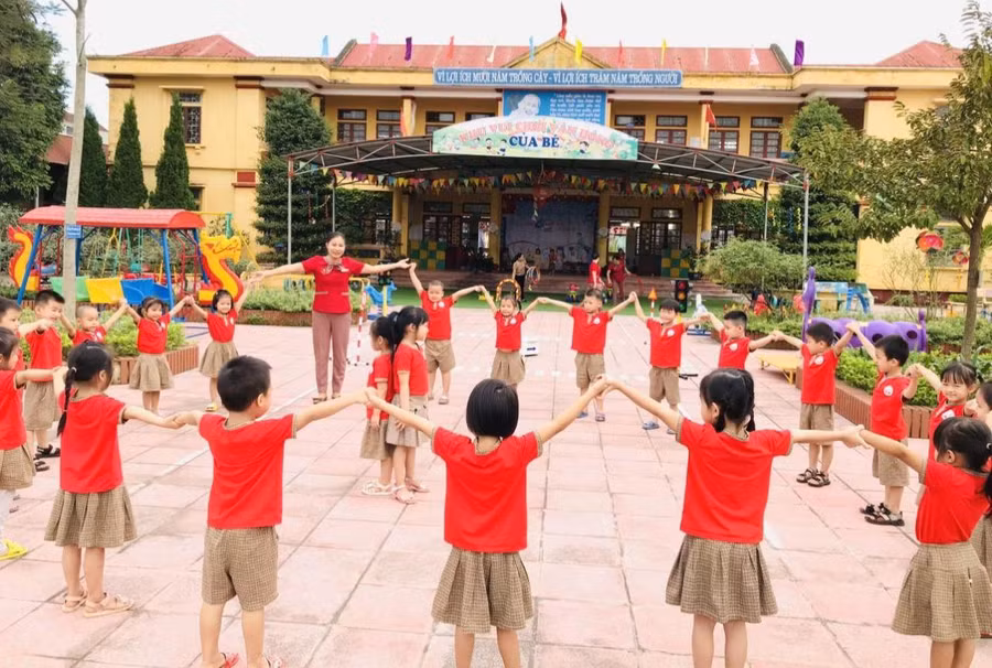 Cô Trần Thị Hiền Hòa và học trò trong hoạt động giáo dục ngoài trời. Ảnh: NVCC