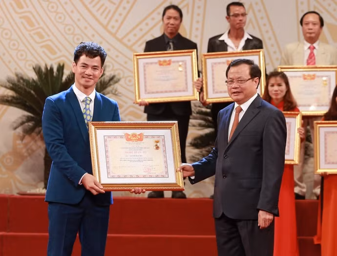 Xuân Bắc bất ngờ tiết lộ đã được "lên chức" 1 năm xuanbac giaothong.jpg