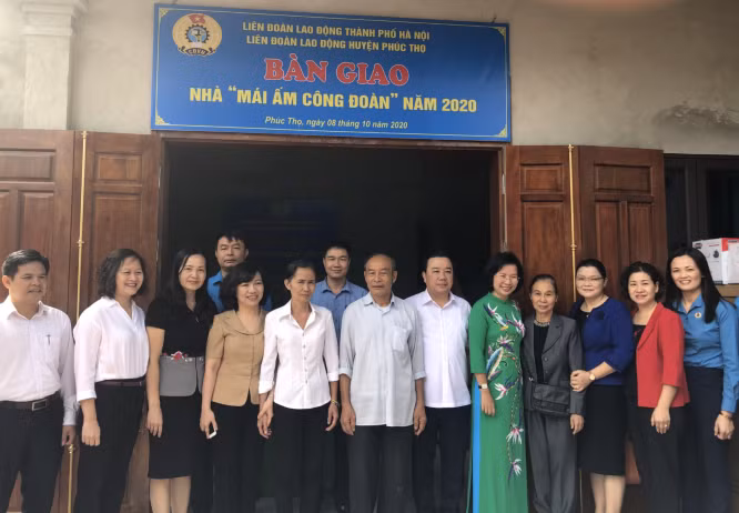 Cô giáo Nguyễn Thị Thư (thứ 5 từ trái sang) bên ngôi nhà mới.