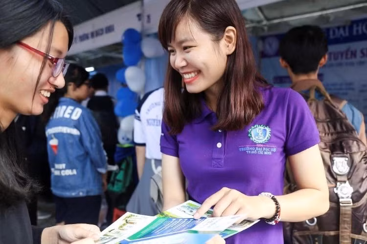 Cán bộ, giảng viên Trường ĐH Luật TP Hồ Chí Minh tư vấn tuyển sinh cho thí sinh thời điểm chưa có dịch Covid-19. Ảnh: NTCC
