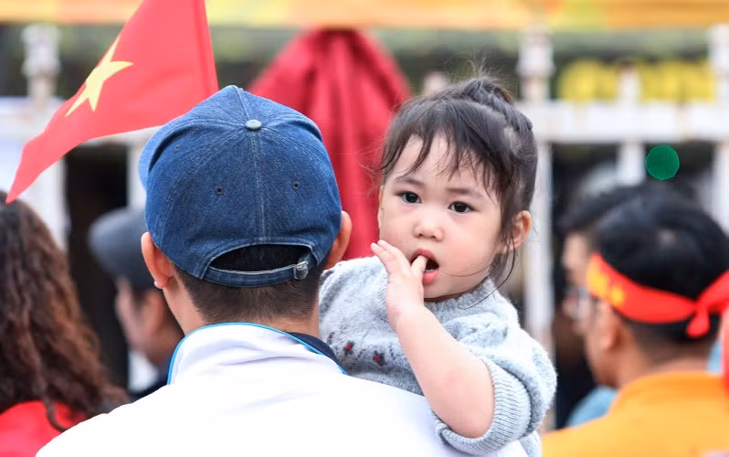 Nhiều bậc phụ huynh lo lắng ngày đầu đưa con tới trường. Ảnh: Lê Hùng