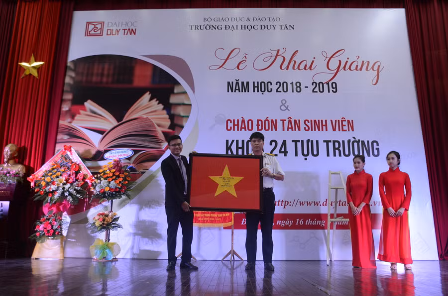 Đại học Duy Tân vinh dự đón nhận Cở Tổ quốc của Cán bộ, chiến sỹ đang làm nhiệm vụ trên đảo Phan Vinh - Quần đảo Trương Sa tặng.