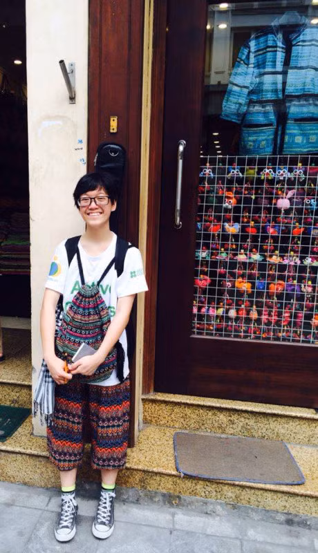 9X bat xe tu Bac Ninh ra Ha Noi noi chuyen voi Tay de hoc tieng Anh - Anh 13
