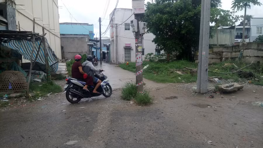 Cột điện nằm “trơ” giữa lòng đường ở TP Cà Mau