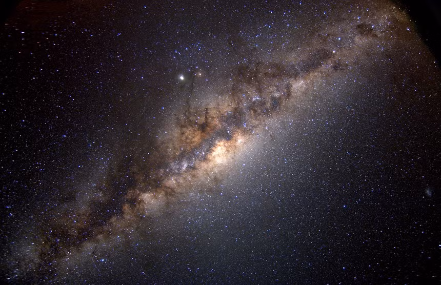 Một siêu hố đen tồn tại ở tâm thiên hà. Ảnh: NASA.