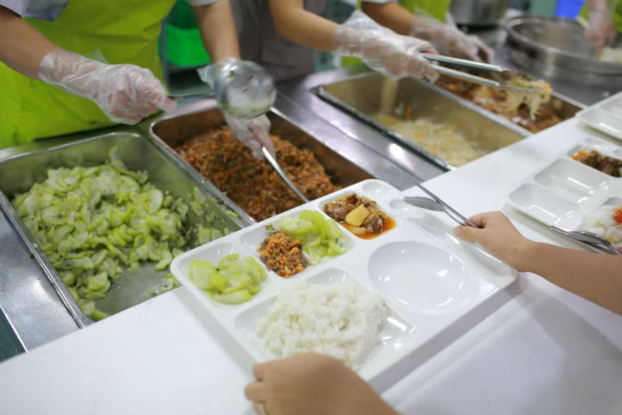 Các món ăn chế biến từ thịt lợn tại bếp ăn của công ty