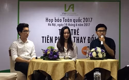 Phương Anh trong vai trò diễn giả tại buổi tọa đàm do VietAbroader tổ chức tại Hà Nội, ngày 14/6
