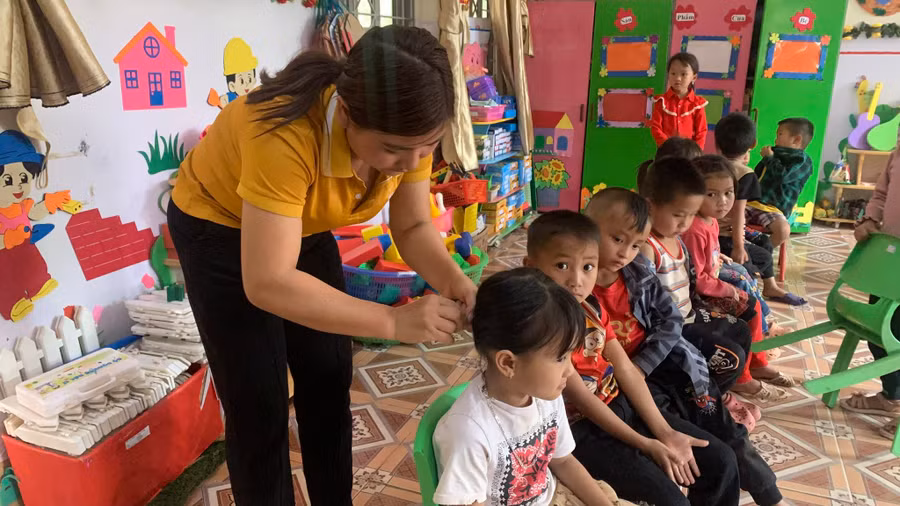 Cô giáo Trương Ngọc Bích ân cần chăm sóc từng trò nhỏ.