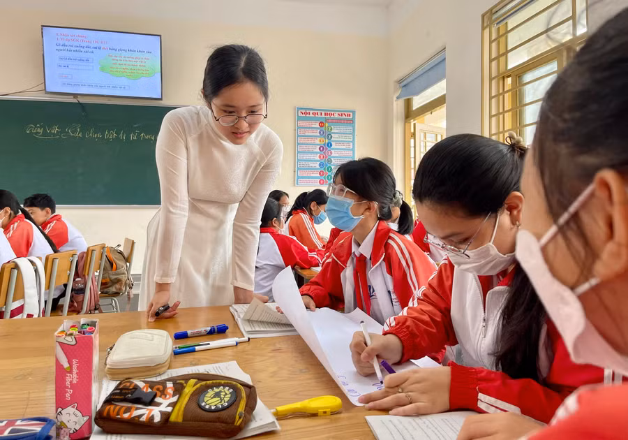 “Cô giáo” Phạm Hà Anh tự tin với tiết dạy môn Ngữ văn.