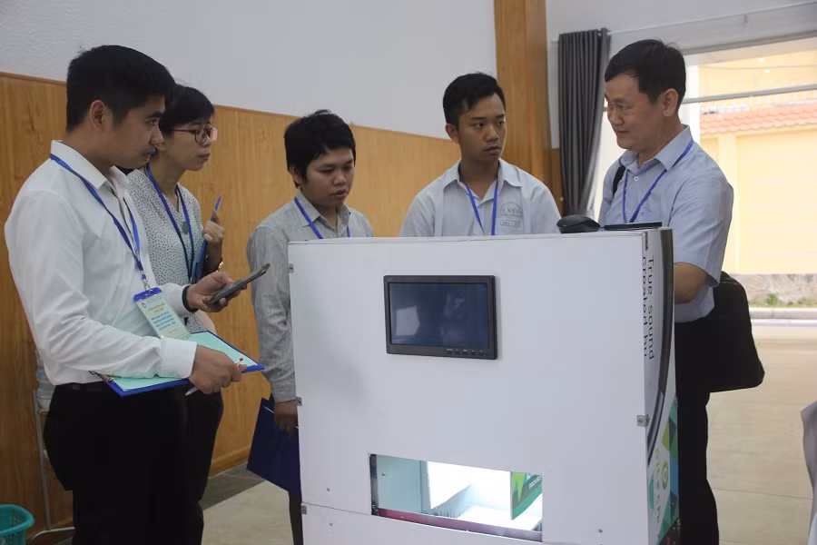 Ban giám khảo đang đặt câu hỏi cho thí sinh liên quan đến đề tài của mình