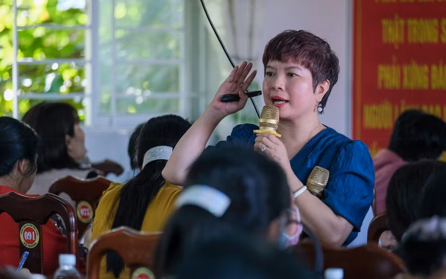 Nhà báo Dương Thanh Hương chia sẻ với cán bộ quản lý, giáo viên.