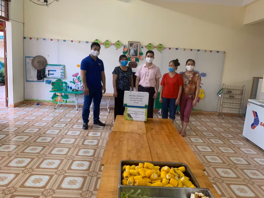 Chủ tịch Ủy ban nhân dân huyện Hiệp Hòa Hoàng Công Bộ (Áo màu hồng) thăm động viên và tặng quà cho cán bộ, giáo viên nhà trường vào chiều 1-6
