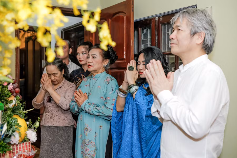 Mới đây trên trang cá nhân, diva Thanh Lam đã vui mừng chia sẻ những hình ảnh trong lễ dạm ngõ của mình với người bạn trai bác sĩ. Đặc biệt, ngày tổ chức lễ dạm ngõ cũng chính là ngày sinh nhật của cô.