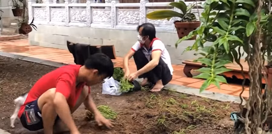 Hình ảnh nghệ sĩ Hoài Linh xuất hiện trong clip của ca sĩ Hà Thanh Xuân. (Ảnh: chụp từ clip).
