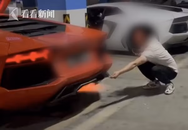 Món thịt xiên được nấu từ ống khói của siêu xe Lamborghini.