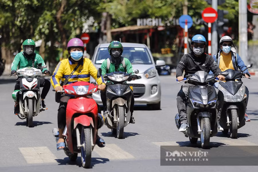 Thời điểm này, ngoài đường chủ yếu xuất hiện những người làm nghề xe ôm công nghệ.