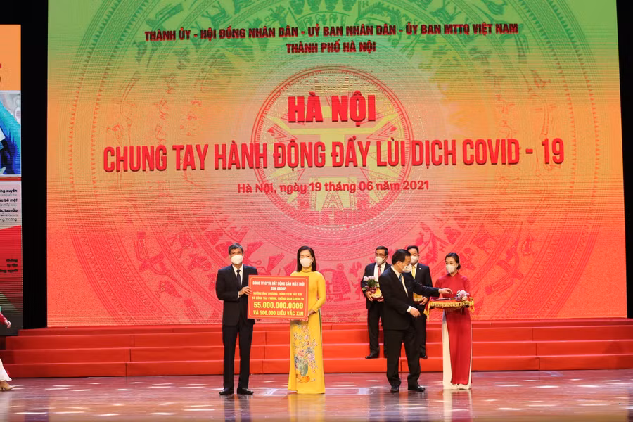 Tập đoàn Sun Group trao tặng Quỹ Vắc xin Hà Nội 55 tỷ đồng.
