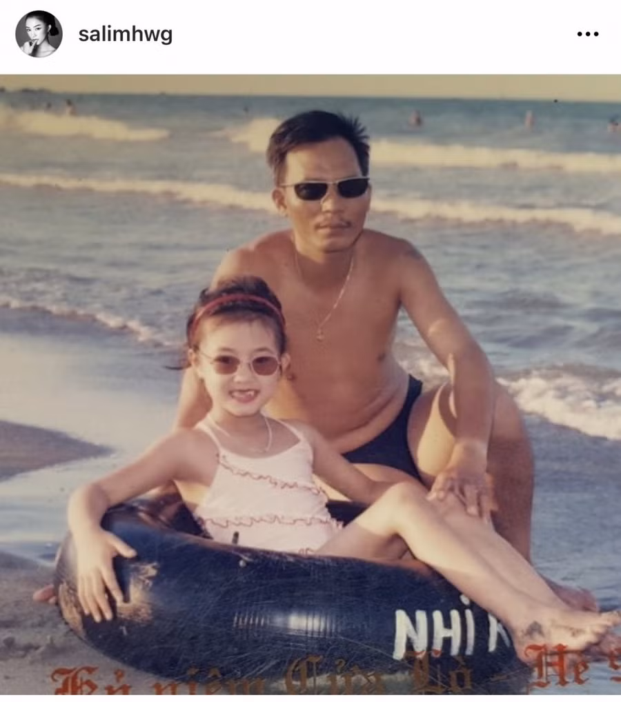 Hotgirl SaLim cũng chia sẻ trên trang instagram của mình bức ảnh chụp chung với bố. Cô nàng chia sẻ rằng mình thích tấm hình này vì 2 bố con thiệt ngầu…hồi đó bố nói bố giống tài tử Tom Hanks.
