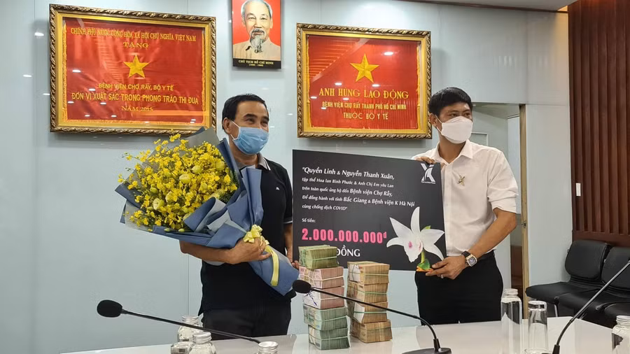 MC Quyền Linh trao 2 tỷ đồng ủng hộ chống dịch Covid-19.