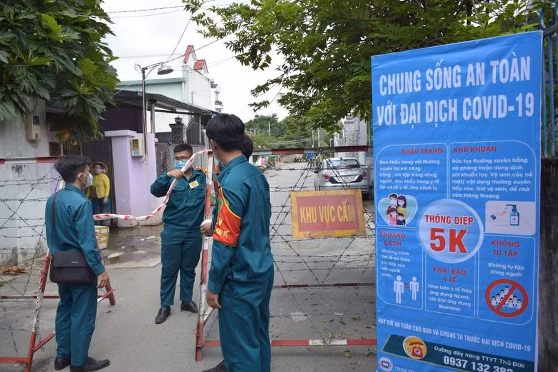 Kịp thời cách ly, phong toả khu vực có nguy cơ rất cao để khoanh vùng, kiểm soát dịch bệnh