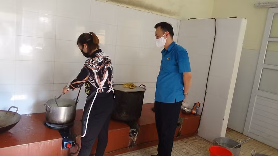 Chủ tịch Liên đoàn Lao động Hiệp Hòa Ngô Quang Tuấn trực tiếp thăm tại bếp ăn