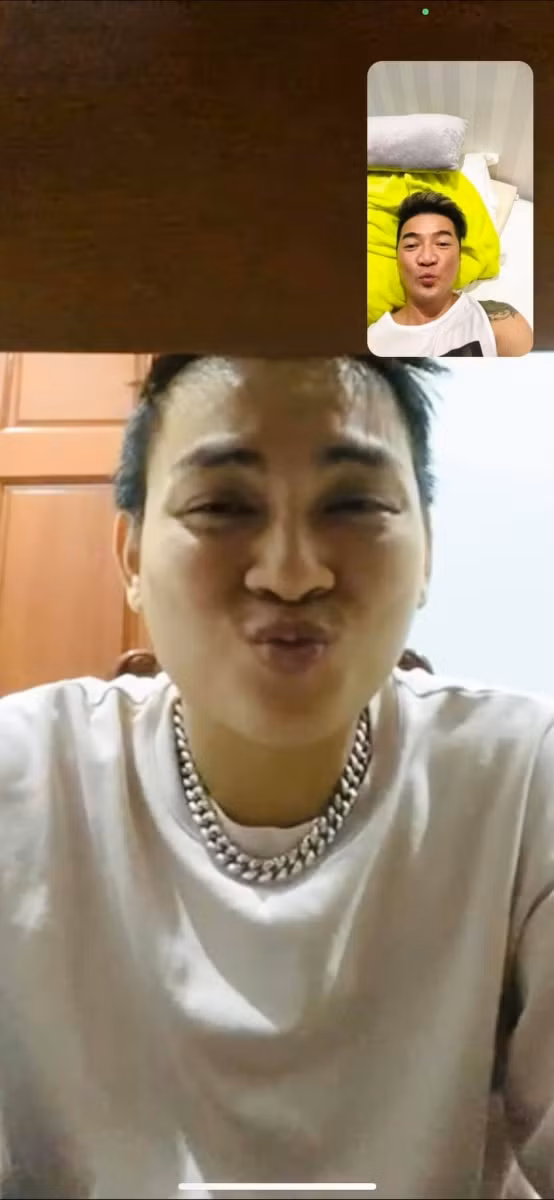 Đàm Vĩnh Hưng và Hoài Lâm vui vẻ trò chuyện cùng nhau.