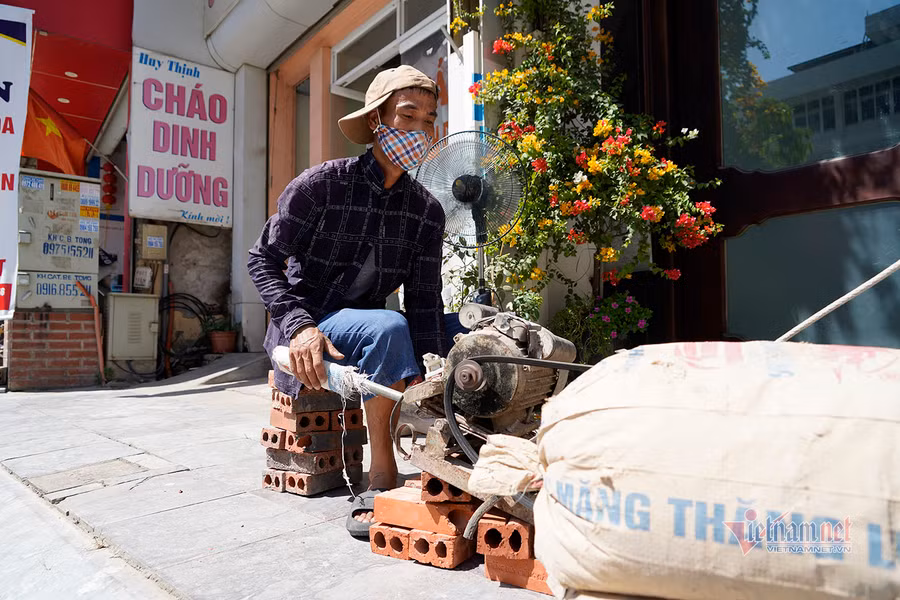 Công nhân xây dựng phơi nắng từ sáng tới chiều