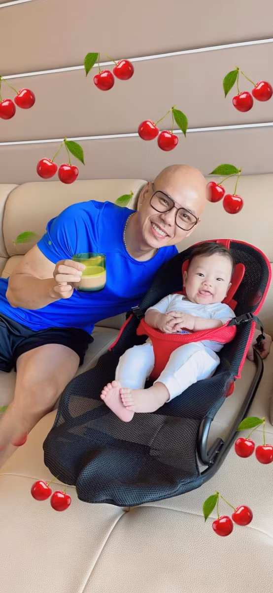 Nam ca sĩ Phan Đinh Tùng cũng đăng tải bức ảnh cùng gia đình và khẳng định gia đình luôn là số 1: "Nhân ngày Gia đình Việt Nam 28/6, gia đình Tùng Táo xin gởi những lời chúc tốt đẹp nhất đến mọi người. Chúc cho các gia đình lúc nào cũng luôn luôn vui vẻ, tràn ngập tiếng cười và luôn an bình nhé! Đặc biệt là “cái nóc nhà” của mỗi gia đình sẽ luôn có cơ hội được phát huy vai trò đúng nghĩa của một “cái nóc nhà” héng".