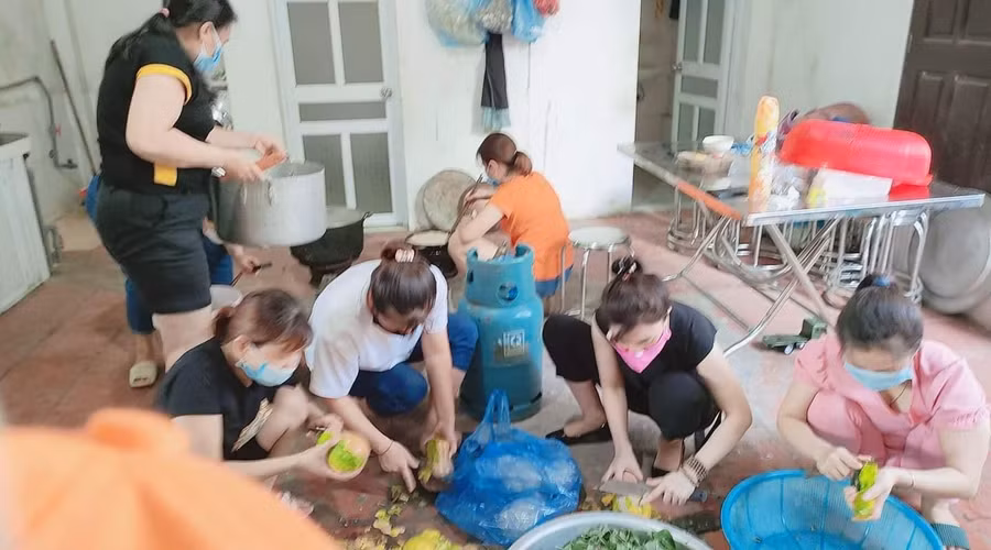 Cán bộ, giáo viên cùng nhau tham gia nấu ăn phục vụ khu cách ly