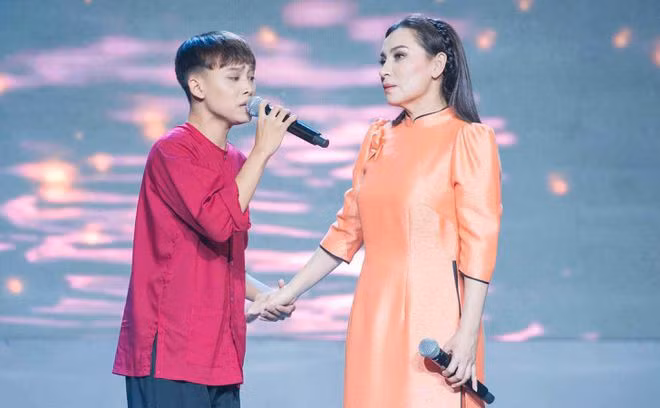 Hồ Văn Cường và mẹ nuôi Phi Nhung.