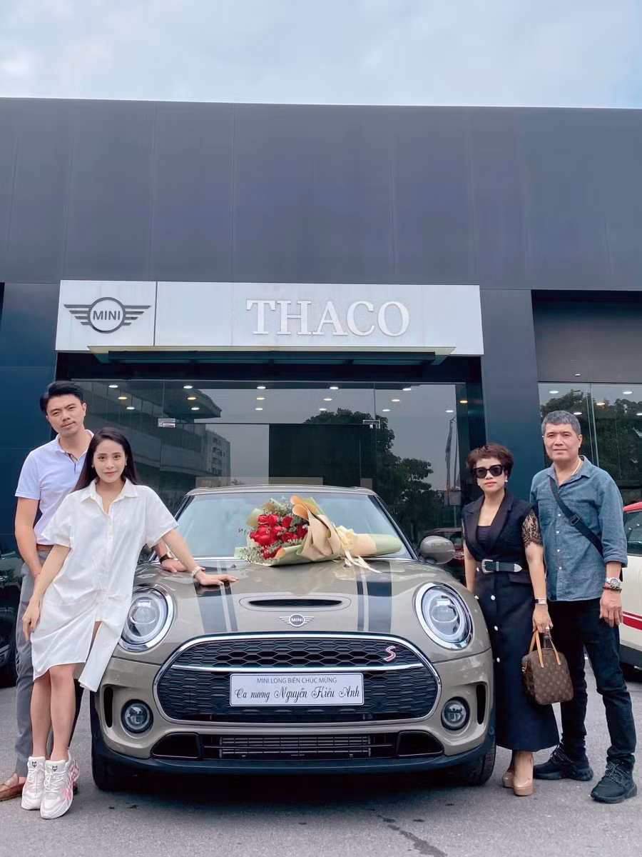 Vào tháng 11/2020, ca nương Kiều Anh đã có những chia sẻ đầy tình cảm cũng như món quà ý nghĩa dành tặng bố mình. "Hãng ghi "Chúc mừng Ca nương Kiều Anh" nhưng nhân đây mình cũng xin chia sẻ rằng chìa khoá chiếc xe này mình sẽ trân trọng gửi gắm lại hoàn toàn cho Bố mình. Từ giờ bất kể nắng mưa, muốn lái xe đưa cả nhà đi đâu thì cũng thật thoải mái rồi ông nhé. Hi vọng ông ngoại Soup sẽ luôn mượt tay lái, chở cả nhà bon bon mà vẫn an toàn trên mọi nẻo đường ạ”, Kiều Anh chia sẻ.