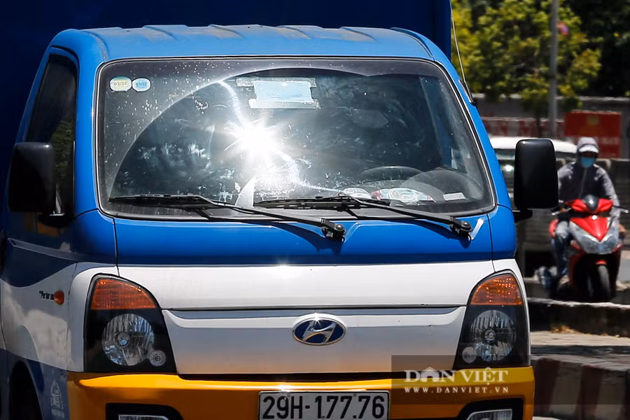 Ô tô đi trên đường bị phản chiếu ánh sáng mặt trời khiến người đi đường chói mắt, tiềm ẩn nguy cơ tai nạn giao thông.