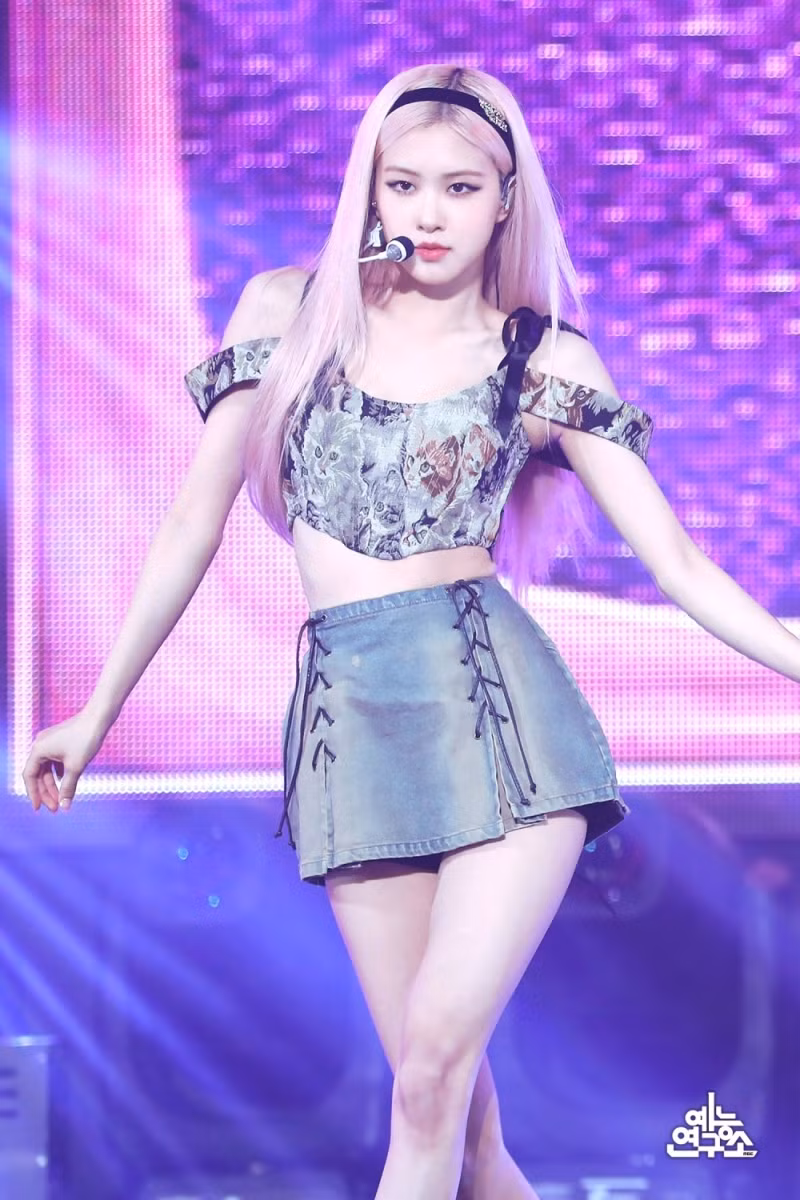 Rosé (BLACKPINK) có thân hình mảnh mai. Dù cô ấy đang trình diễn hay đơn giản là bước đi trên sân khấu, thì khí chất tự tin cùng gương mặt giống như búp bê của Rosé luôn thu hút sự chú ý của mọi người!