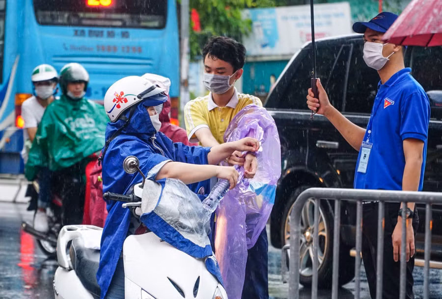 Lực lượng tình nguyện viên cũng túc trực để hỗ trợ thí sinh.